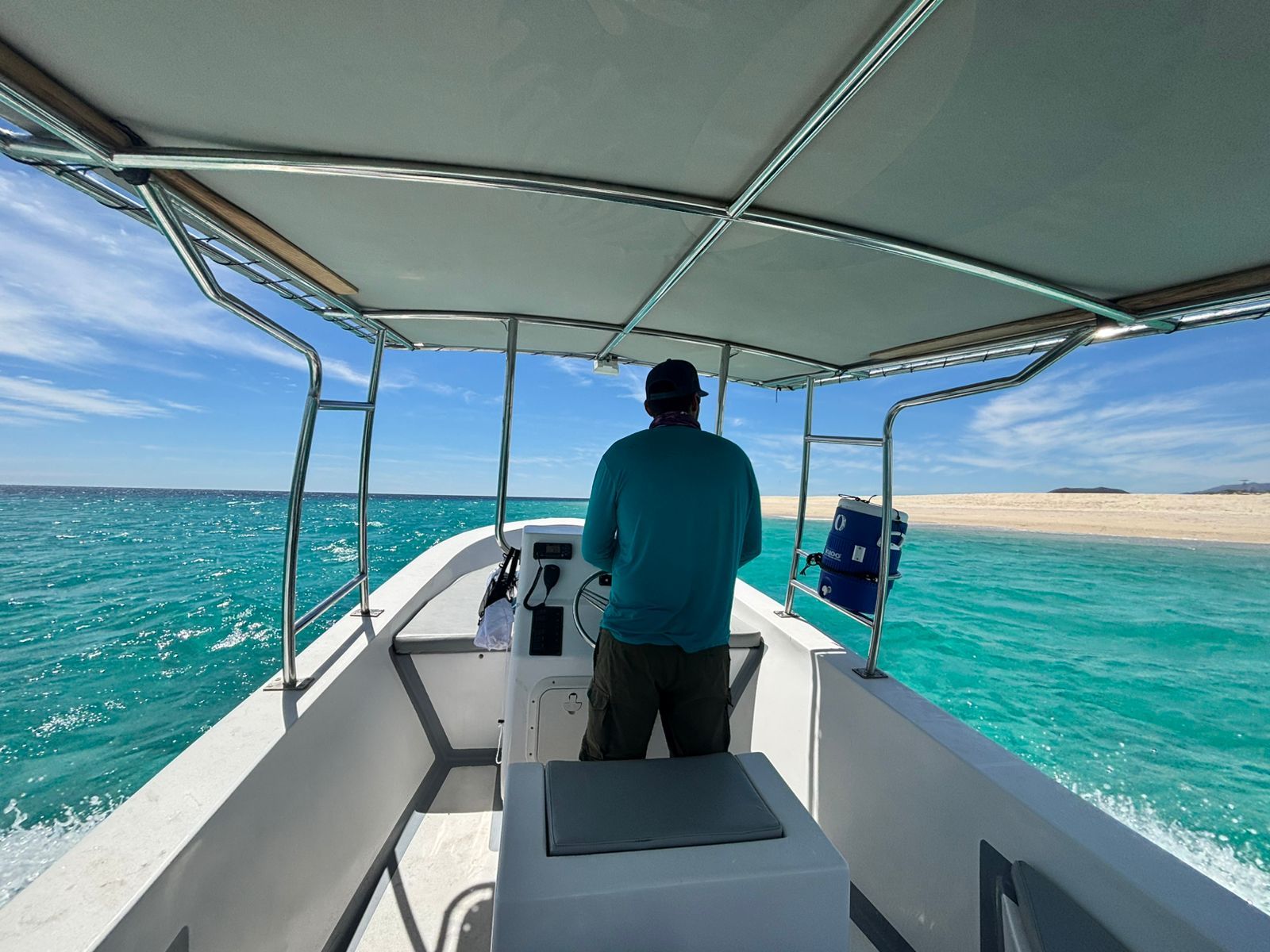 De la pesca al turismo, así es como pescadores de Agua Amarga sustituyen la captura de tiburón