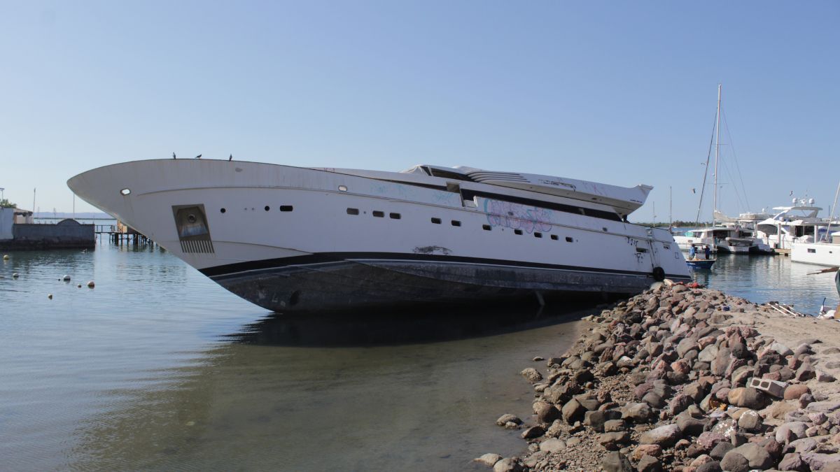Barcos hundidos exponen falta de seguros para retiro y remediación ambiental en La Paz